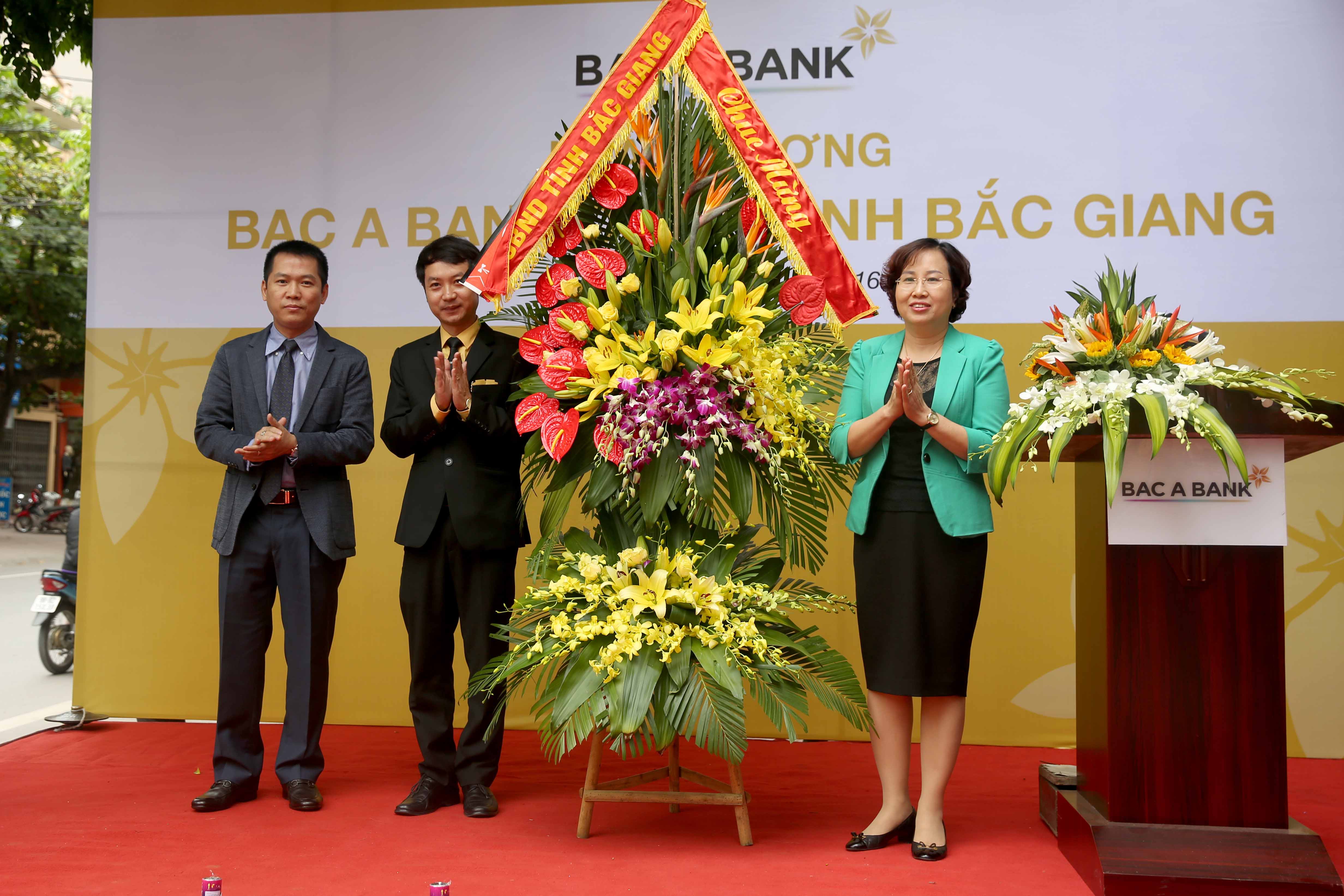 Bà Nguyễn Thị Thu Hà – Phó Chủ tich UBND tỉnh Bắc Giang tặng hoa lãnh đạo Chi nhánh Bắc Giang 